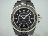 une montre noire dont le cadran est orné de diamants