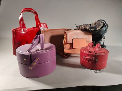 de nombreux sacs à main de différentes couleurs exposés sur une table