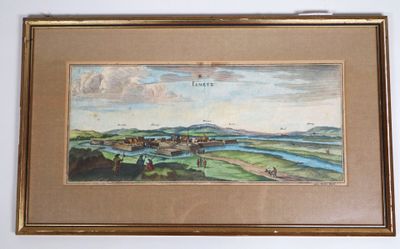 tableau représentant une vue d'une ville avec une rivière au premier plan et des collines à l'arrière-plan