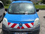 une petite voiture bleue avec une bande rouge et blanche