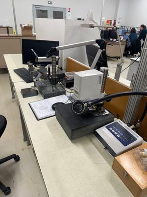 une image représentant un laboratoire équipé d'un microscope et d'autres appareils