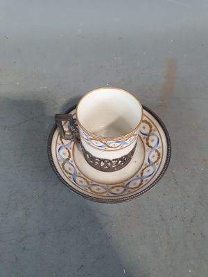 une tasse à café et sa soucoupe posées sur une table