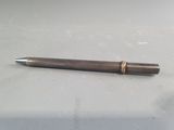 un stylo posé sur une table