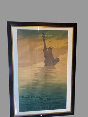 une image représentant une photo de la Statue de la Liberté flottant dans l'eau