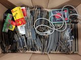 une boîte en carton contenant tout un tas de rails de train