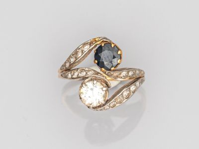 gros plan d'une bague en or avec une pierre en saphir
