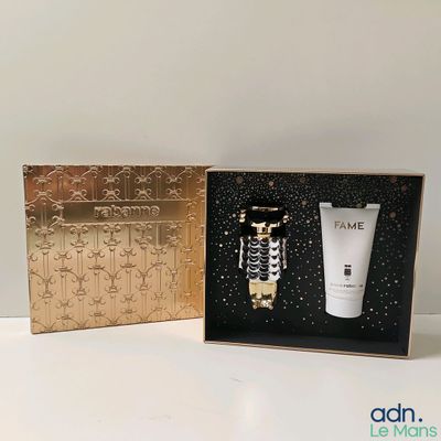 un gros plan sur une boîte avec un flacon de parfum à côté