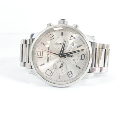 gros plan d'une montre-bracelet sur une surface blanche