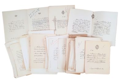 plusieurs vieilles lettres sont empilées sur une surface blanche