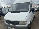 la camionnette blanche est garée dans un parking avec d'autres voitures