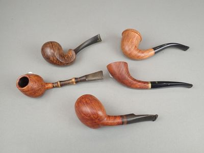 Plusieurs types différents de tabacs à pipe sont alignés sur une table