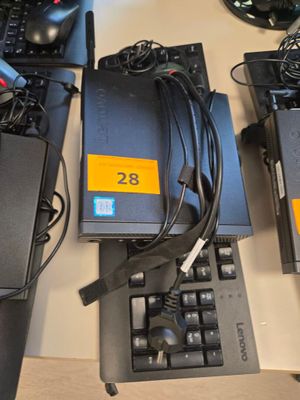 tout un équipement informatique posé sur un bureau, avec un clavier et une souris