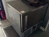 un micro-ondes posé sur un comptoir dans une cuisine