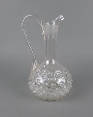 une image représentant un vase en verre transparent avec des bulles