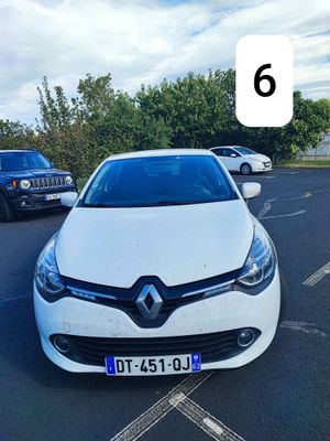 la voiture blanche est garée dans le parking à côté d'autres voitures