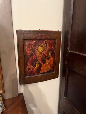 un tableau accroché au mur à côté d'une chaise