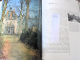 un livre ouvert dans lequel figure l'image d'une maison