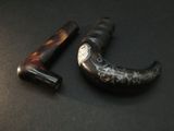 deux types différents de tabacs à pipe posés sur une table