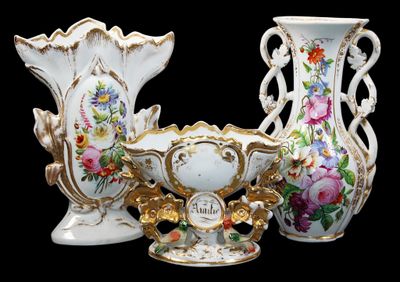 Ensemble en porcelaine blanche à décor polychrome et or de f…