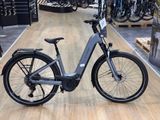 une photo d'un vélo garé dans un magasin