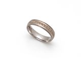 un gros plan d'une bague en argent sertie d'un diamant