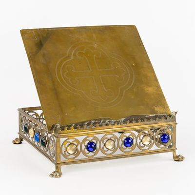 boîte plaquée or ornée de perles de verre bleues et d'une croix