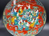 une image représentant une assiette rouge et verte sur laquelle figurent des personnages