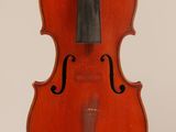 un vieux violon avec un archet accroché à son dos