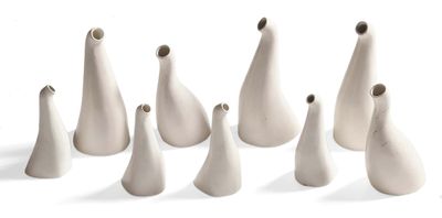 de nombreux vases blancs posés sur une surface blanche