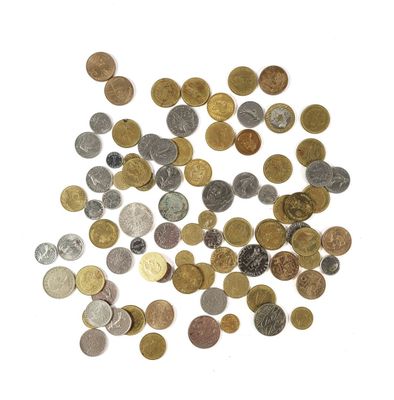 une pile de pièces de monnaie sur une surface blanche