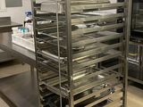 une étagère métallique munie de plateaux, dans une cuisine