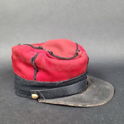 un chapeau rouge orné d'un ruban noir et un chapeau noir orné d'un ruban rouge