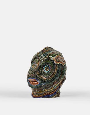 une image montrant un gros plan d'une sculpture représentant un lézard