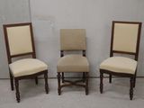 trois chaises avec dossier rembourré et dossier rembourré