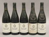 six bouteilles de vin sont alignées dans une rangée