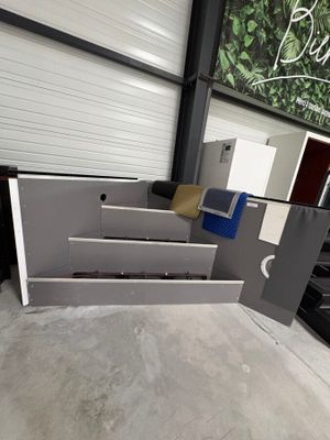 une photo d'une pièce dans laquelle se trouvent de nombreux meubles