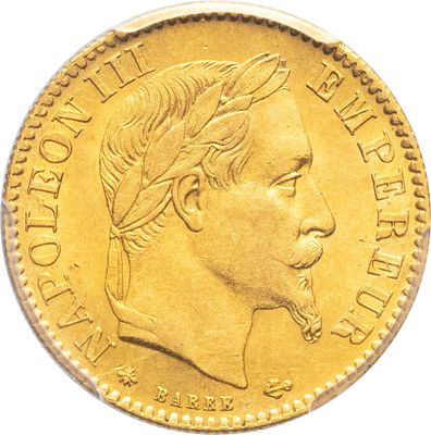 gros plan d'une pièce d'or sur une surface blanche