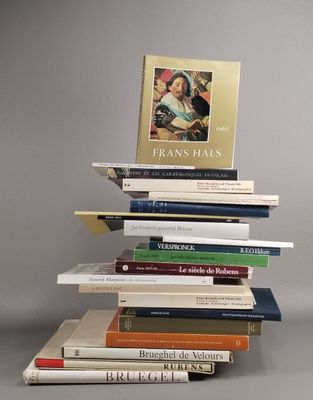 plusieurs livres empilés sur une table