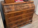 une commode en bois sur laquelle est posé un téléphone