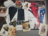 de nombreuses affiches de cinéma différentes, éparpillées sur le sol de cette pièce