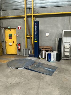 une photo d'un entrepôt contenant de nombreux équipements