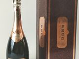 une bouteille de champagne à côté d'un coffret en bois
