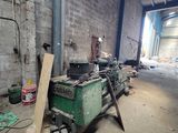 une machine qui se trouve au milieu d'un bâtiment