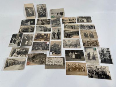 plusieurs vieilles photographies en noir et blanc représentant des hommes et des femmes, posées sur une table