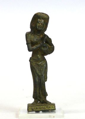 Statuette en bronze à patine brune figurant un personnage fé…