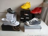 trois paires de chaussures posées sur des cartons