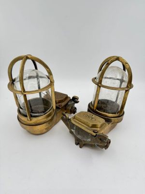 une paire de lanternes anciennes en laiton et en verre sur fond blanc