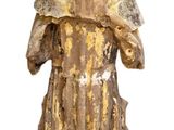 une statue représentant un homme barbu vêtu d'une robe