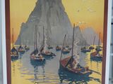 une affiche représentant des bateaux sur l'eau, avec des montagnes en arrière-plan