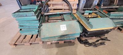 une pile de boîtes sur une palette dans un entrepôt
